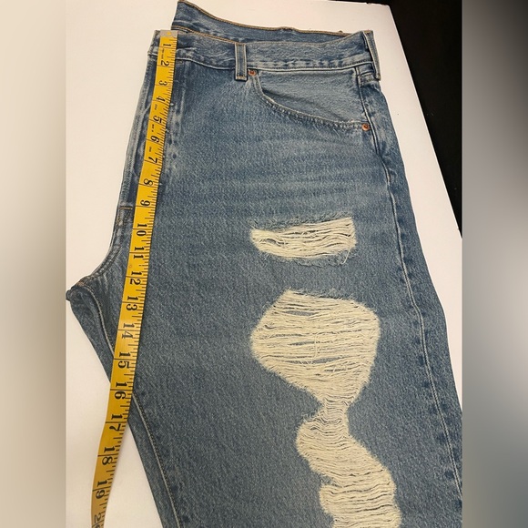 LEVI’S 501 MEN’S ORIGINAL RIPPED JEANS 40WX32L INSEAM 30 INCH MEDIUM WASH - Picture 2 of 16